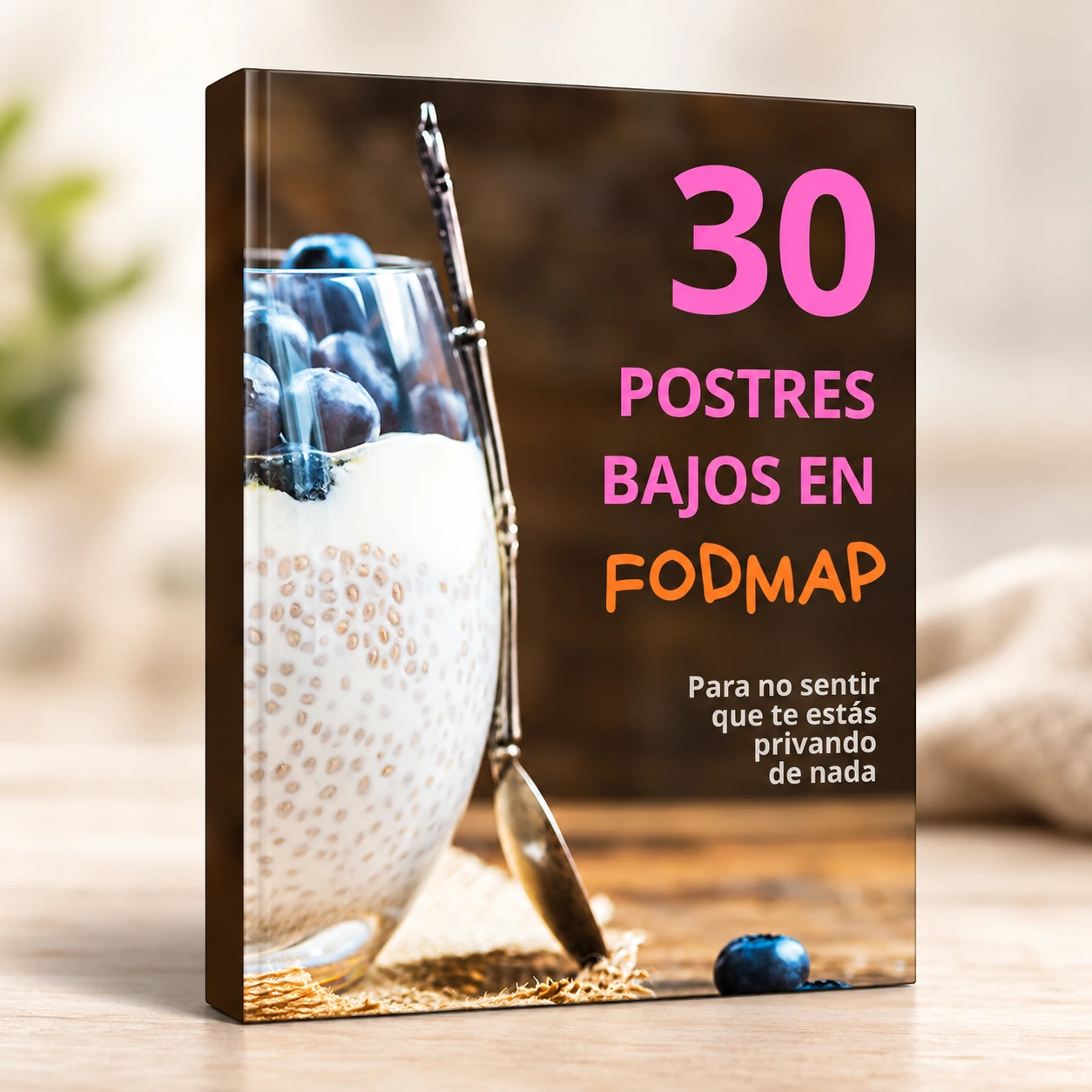Portada del bono 30 Postres Bajos en FODMAP: vaso de pudín de chía con arándanos sobre una mesa de madera
