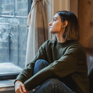 Mujer triste mientras otros comen con normalidad